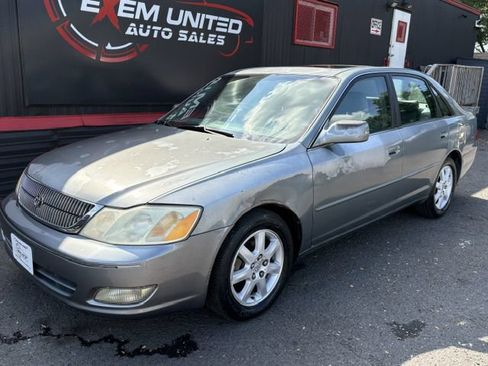 Used 2001 Toyota Avalon XLS FWD image 2