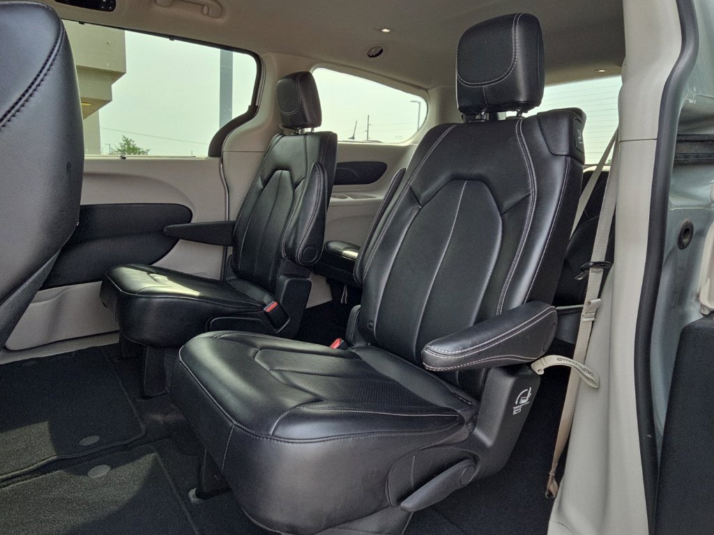 Used 2024 Chrysler Pacifica Touring-L FWD image 10