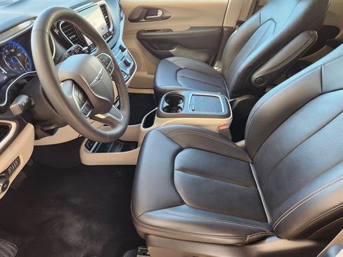 Used 2024 Chrysler Pacifica Touring-L image 10