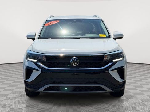 Used 2024 Volkswagen Taos SE FWD image 2