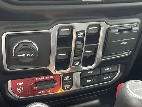 Used 2022 Jeep Gladiator Rubicon w/ Cold Weather Group AWD/4WD image 18