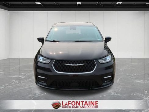 Used 2024 Chrysler Pacifica Touring-L FWD image 3