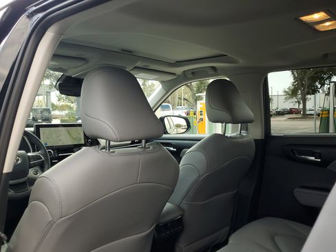 Used 2025 Toyota Highlander XLE image 16