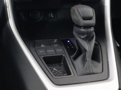 Used 2025 Toyota RAV4 XLE FWD image 25