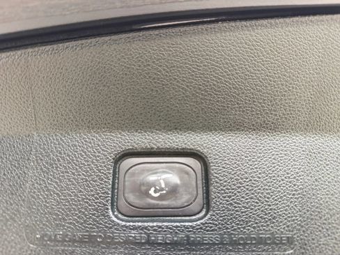 Used 2019 Ford Explorer XLT w/ Equipment Group 202A AWD/4WD image 9