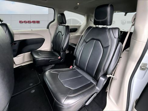 Used 2024 Chrysler Pacifica Touring-L image 13