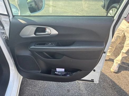 Used 2019 Chrysler Pacifica Touring-L Plus w/ Advanced Safetytec Group FWD image 26