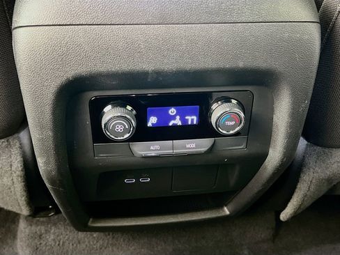 Used 2025 Chevrolet Traverse LT image 25