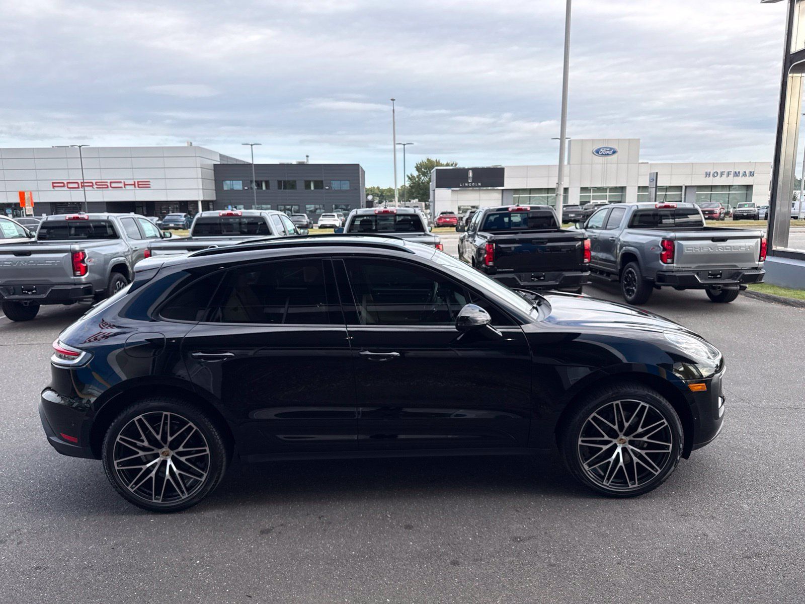 Used 2023 Porsche Macan Turbo AWD/4WD image 5