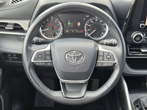 Used 2025 Toyota Highlander LE FWD image 14