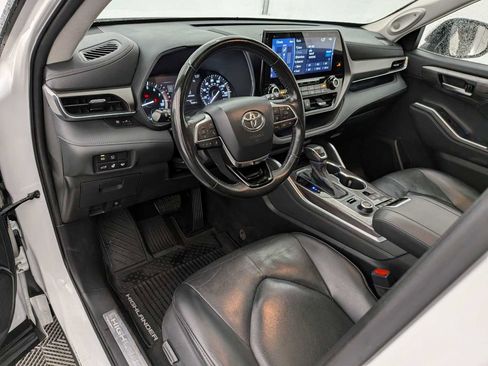 Used 2021 Toyota Highlander Limited image 2