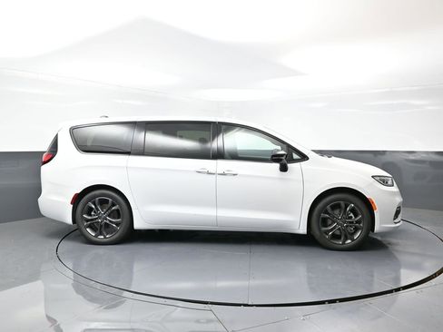 New 2026 Chrysler Pacifica Select image 2