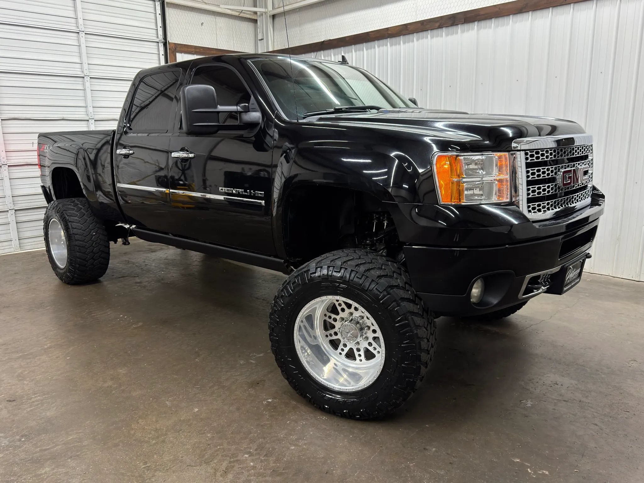 Used 2012 GMC Sierra 2500 Denali w/ Suspension Package, Off-Road AWD/4WD image 8