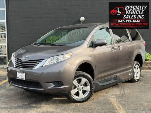 Used 2016 Toyota Sienna LE FWD image 4