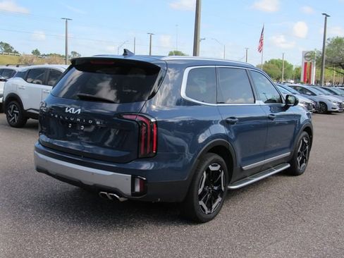 Used 2023 Kia Telluride EX w/ EX Captain's Chair Package FWD image 3