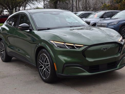 Certified 2025 Ford Mustang Mach-E Premium image 4