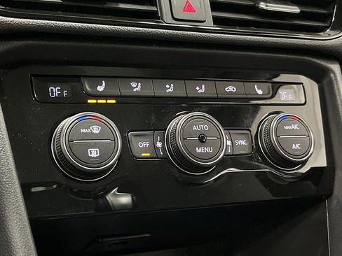 Used 2024 Volkswagen Taos SE w/ Panoramic Sunroof Package image 19