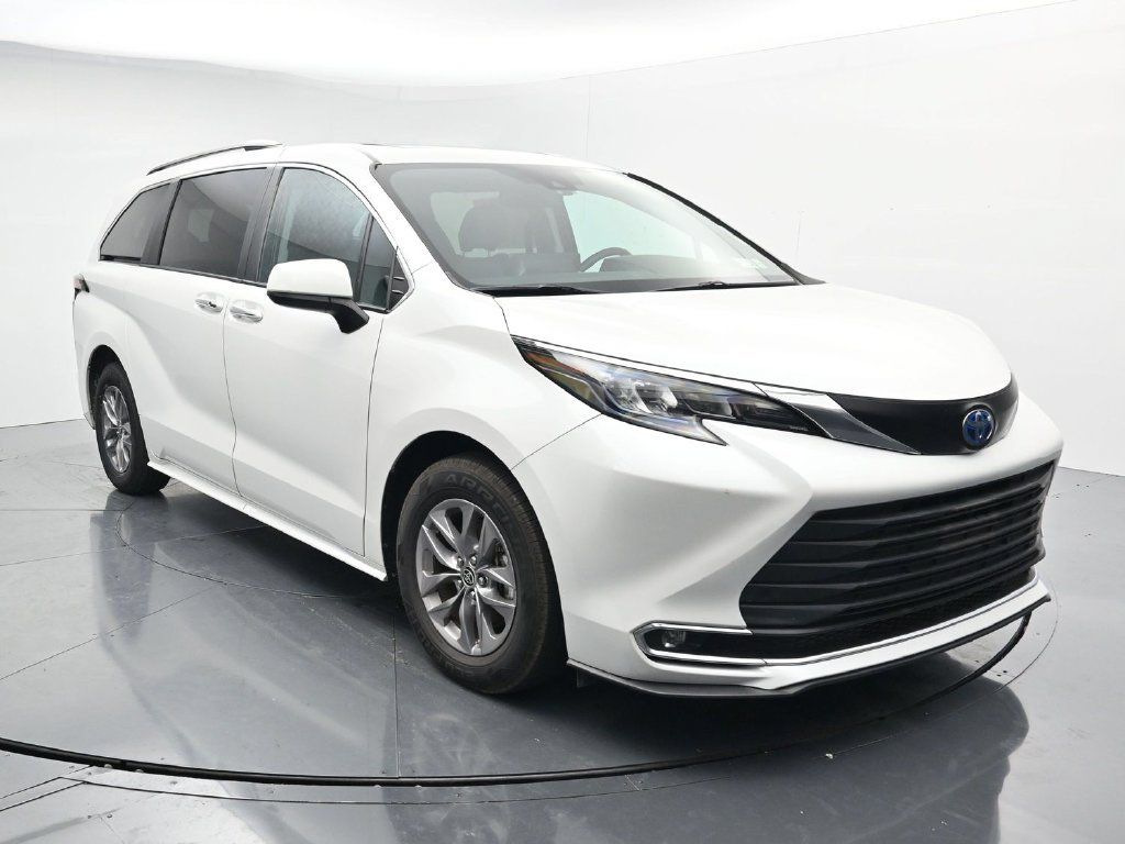 Used 2024 Toyota Sienna XLE FWD image 2