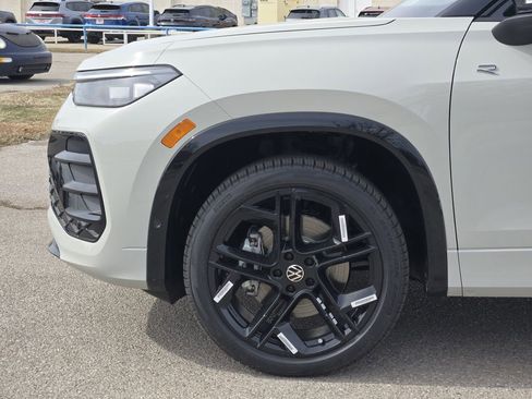 New 2026 Volkswagen Tiguan SE R-Line image 5