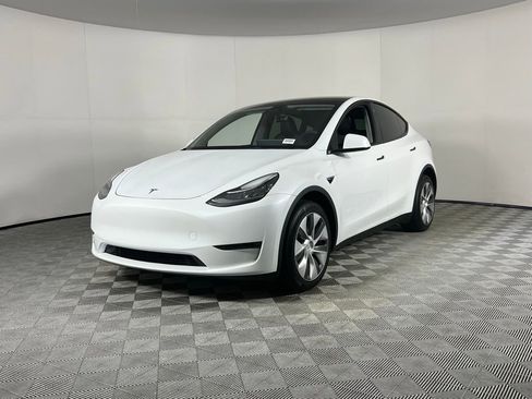 Used 2023 Tesla Model Y Long Range image 18