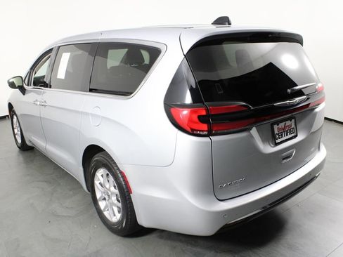 Used 2024 Chrysler Pacifica Touring-L image 4