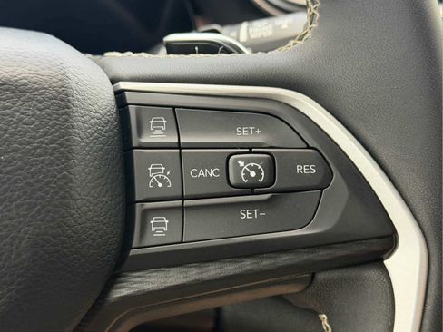 Used 2023 Jeep Grand Cherokee Altitude AWD/4WD image 18
