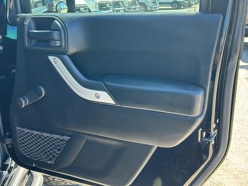 Used 2017 Jeep Wrangler Rubicon w/ Connectivity Group AWD/4WD image 10