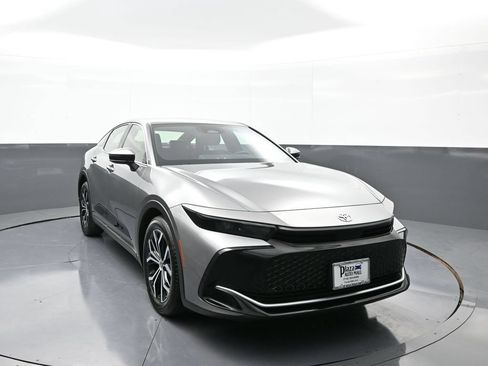 Certified 2023 Toyota Crown AWD/4WD image 3
