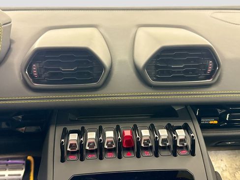 Used 2024 Lamborghini Huracan EVO image 27