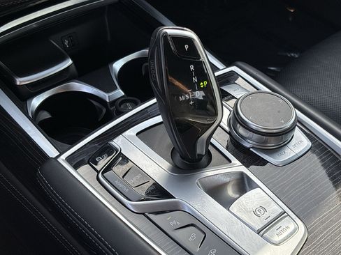 Used 2019 BMW 750i w/ M Sport Package RWD image 19