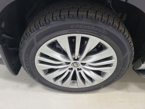Certified 2024 Toyota Highlander Platinum FWD image 37
