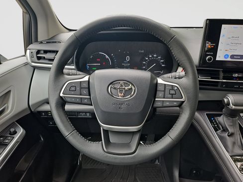 Used 2025 Toyota Sienna XLE FWD image 44