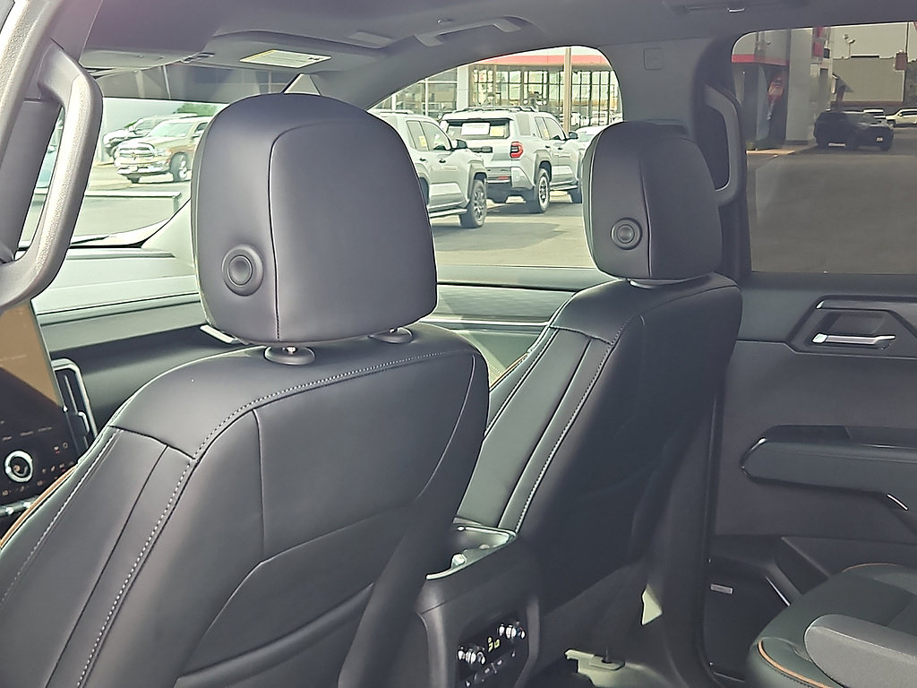 Used 2025 GMC Acadia AT4 w/ Luxury Package AWD/4WD image 10