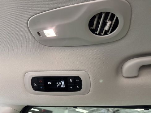 Used 2023 Chrysler Pacifica Touring-L FWD image 44