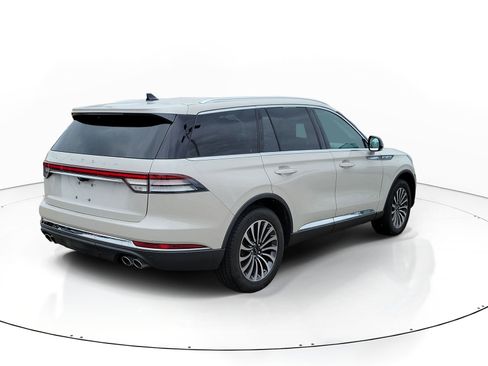 Used 2023 Lincoln Aviator Standard w/ Premium Package image 4