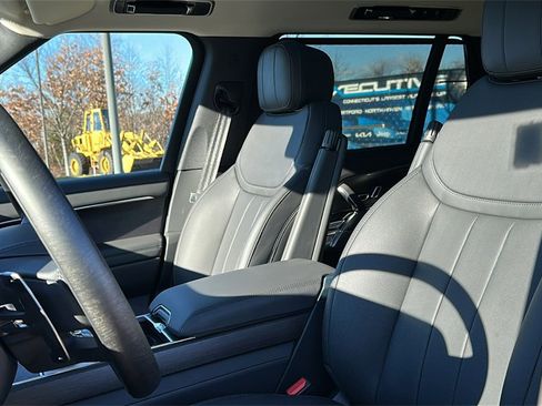 New 2025 Land Rover Range Rover Long Wheelbase SE image 11