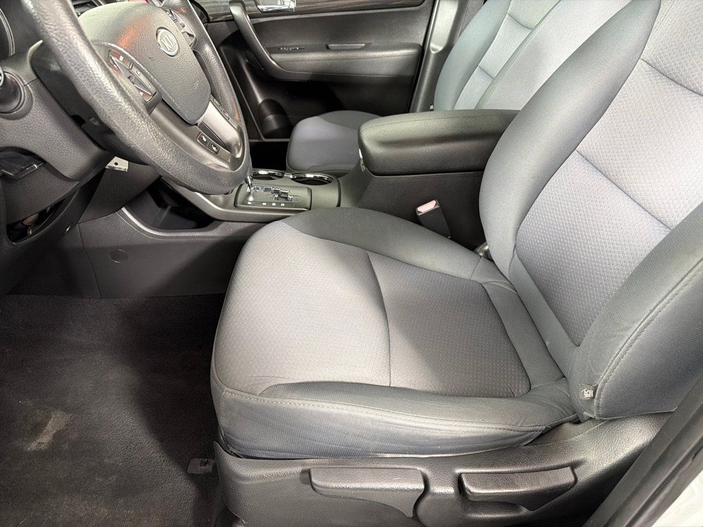 Used 2013 Kia Sorento LX FWD image 9