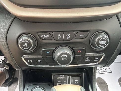 Used 2015 Jeep Cherokee Latitude w/ Cold Weather Group AWD/4WD image 24