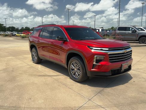 Used 2025 Chevrolet Traverse LT image 2