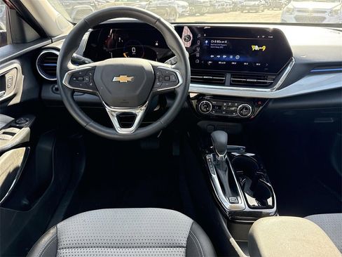 Used 2025 Chevrolet Trax LT w/ LT Convenience Package image 18