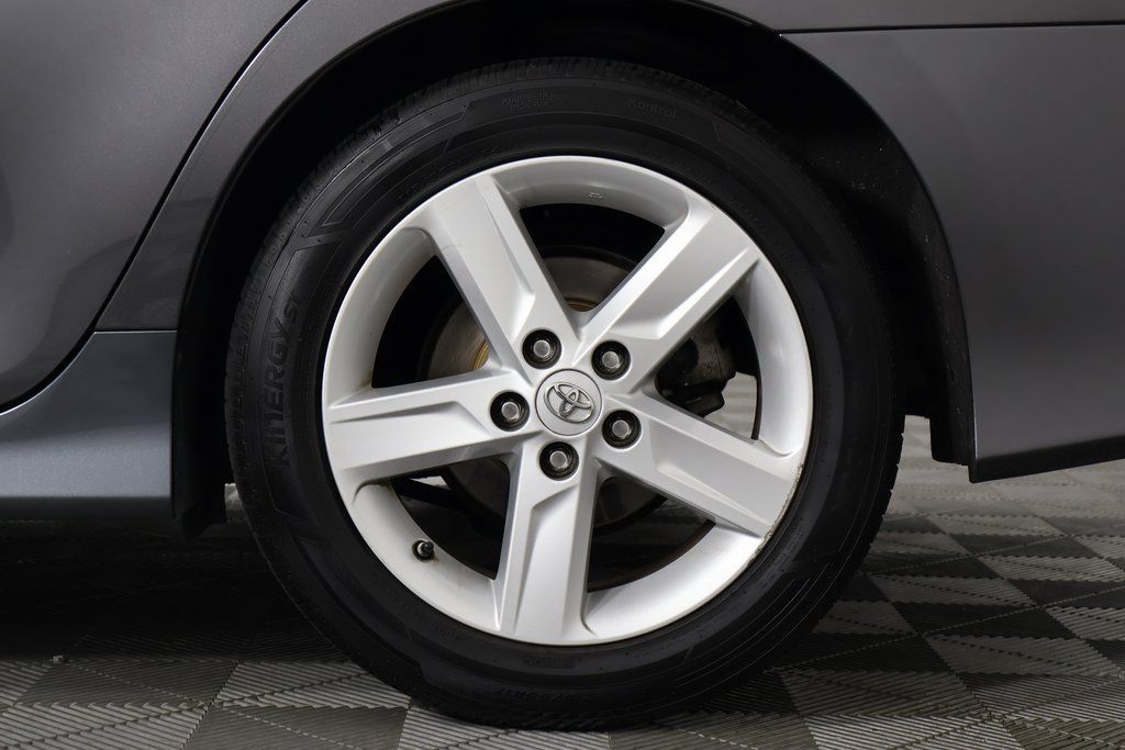 Used 2013 Toyota Camry SE FWD image 16