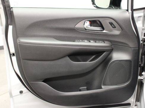 New 2026 Chrysler Pacifica Select AWD/4WD image 19