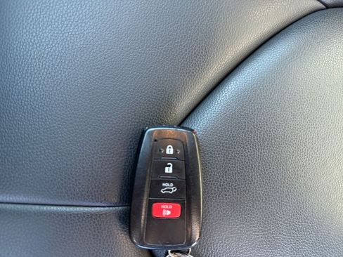 Used 2022 Toyota Highlander XLE AWD/4WD image 31
