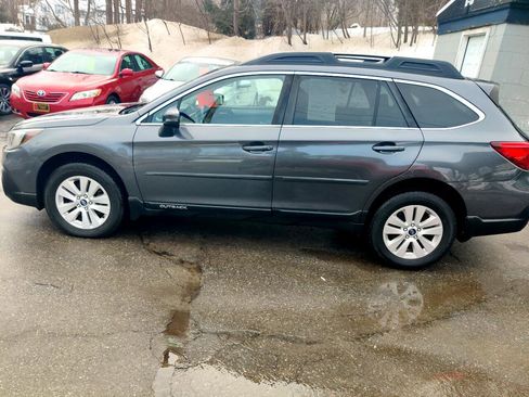 Used 2018 Subaru Outback 2.5i Premium image 3