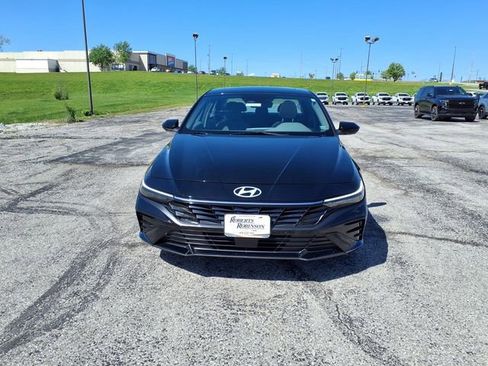 Used 2025 Hyundai Elantra SEL FWD image 40