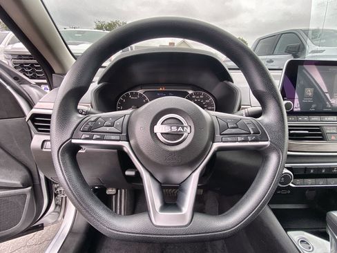 Used 2024 Nissan Altima 2.5 SV image 13