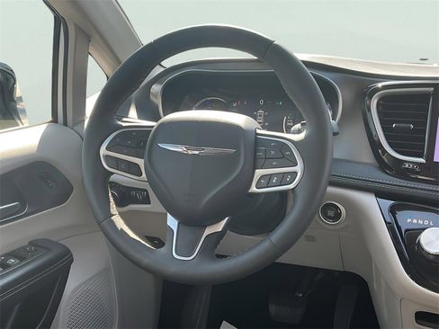 Used 2024 Chrysler Pacifica Select image 36