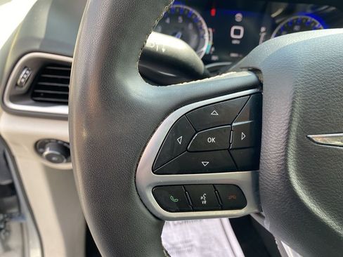 Used 2023 Chrysler Pacifica Touring-L image 26