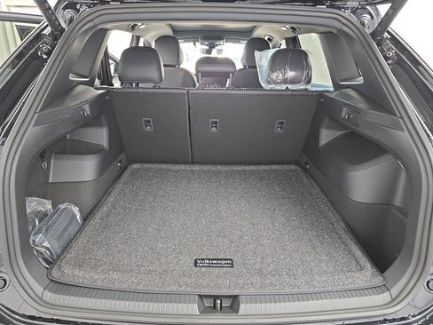 New 2026 Volkswagen Tiguan SE R-Line FWD image 12