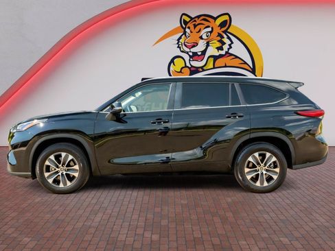 Used 2023 Toyota Highlander XLE FWD image 8